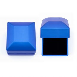 Mavi ışıklı yüzük kutusu